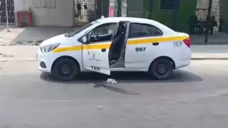 El taxista dejó su unidad a media calle y con las puertas abiertas