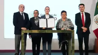 La presidenta Claudia Sheinbaum firmpó el acuerdo que reconoce la Matanza de Tlatelolco como un crimen de lesa humanidad