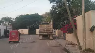 En la calle Vicente Guerrero de Sabancuy, un poste de Telmex está a punto de caer.