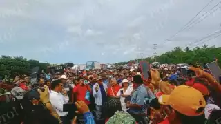 Cañeros bloquean carretera y exigen diálogo directo con autoridades en Champotón