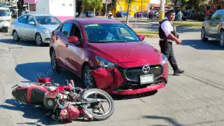 Motociclista impacta contra automóvil en la avenida Puerto del Carmen
