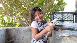 La pequeña disfruta trabajar con su familia en Semana Santa