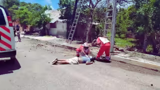 Policía municipal y paramédicos confirmaron la ausencia de signos vitales y acordonaron la zona.