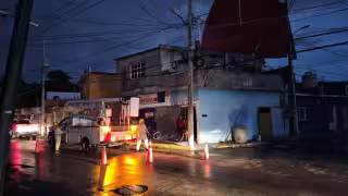 Fuertes vientos arrancan techo de lámina y provocan apagón.