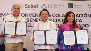 Díaz Mena firma convenio para mantener servicio médico gratuito.