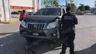 Choque por alcance entre camioneta y tráiler paraliza momentáneamente la avenida Miguel Alemán