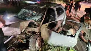 Accidente automovilístico dejó daños por más de 10 mil pesos, el conductor resultó con una fractura en la pierna derecha