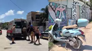 Una mujer en motocicleta resultó lesionada tras impactarse contra un automóvil en La Veleta, Tulum.