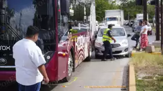 Intentó ganarle el paso al Ko’ox y terminó chocando en la colonia Aviación