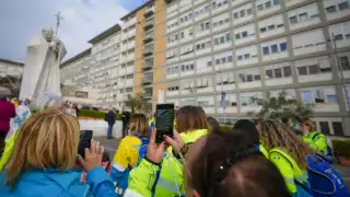 Aunque no se ha dejado ver públicamente desde su ingreso, el Papa envió su primer mensaje el pasado jueves por la noche