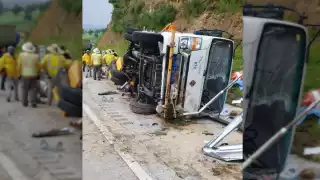 El autobús de los trabajadores terminó destrozado en la autopista