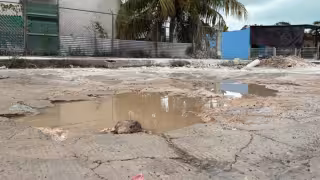 Vecinos de la colonia Centenario en riesgo por baches que no han sido atendidos.
