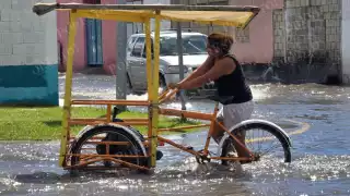 Calles anegadas y transporte colapsado tras torrencial aguacero en la Isla