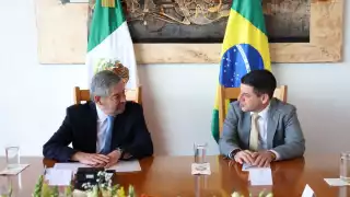 Juan Ramón de la Fuente, canciller mexicano  y Fabio Caparica, vicepresidente de Contratos de Defensa y Seguridad de Embraer