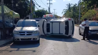 Vuelca vehículo tras chocar contra unidad estacionada en la avenida Andrés Quintana Roo