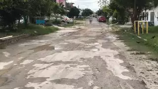 Vecinos de la calle Milán denuncian fuga de agua que no ha sido arreglada por las autoridades