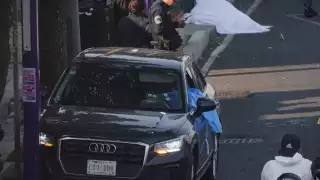 Tras cometer el crimen, el sicario huye corriendo, mientras la camioneta de las víctimas avanza lentamente sin rumbo