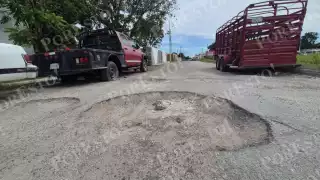 Conductores piden reparación de calles en Champotón ante riesgo de accidentes