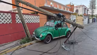 Aparatoso choque contra poste de Telmex deja cuantiosos daños.