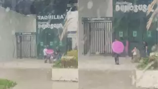 En Mérida, un operador del Va y Ven ayudó a una mujer en silla de ruedas durante una intensa lluvia.