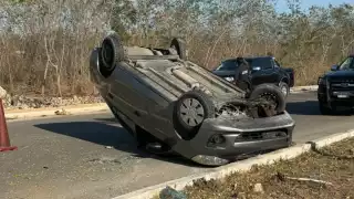Quien conducía el auto lo chocó y volcó en Mérida