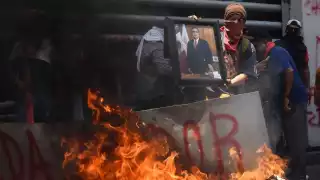 Durante la irrupción, los normalistas amenazaron a los medios con confiscarles cámaras y teléfonos para impedir su cobertura