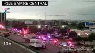 Testigos reportaron decenas de patrullas y ambulancias sobre la I-35E, cerca de Empire Central