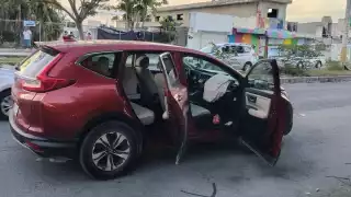 Aparatoso accidente en la Supermanzana 221 deja lesionados y daños materiales