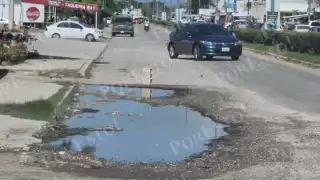 Vecinos denuncian descargas de aguas sucias sobre la avenida Colosio en Champotón.