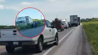 Tráiler terminó fuera de la carretera federal Carmen – Campeche.