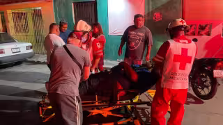 Motociclista resulta lesionado al derrapar para no atropellar a un perro.