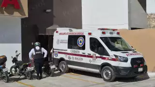 Empleada de farmacia sufrió una caída cuando su motocicleta se le vino encima al estacionarla.