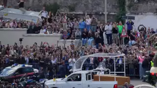 El féretro del pontífice, transportado en uno de los tradicionales papamóviles utilizados en sus viajes apostólicos, inició su recorrido a las 12:30 horas locales