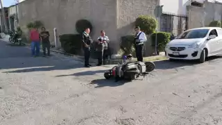 Una mujer y su hijo de 7 años resultaron heridos tras ser atropellados por un auto en la colonia Tomas Aznar