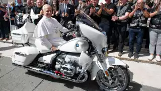 El Papa León XIV recibió del grupo de motociclistas cristianos “Jesus Bikers” una motocicleta BMW R18