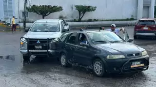 Percance vial en Soriana Aviación causa congestión temporal en la avenida