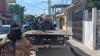 Presunto ladrón de motocicleta es golpeado.