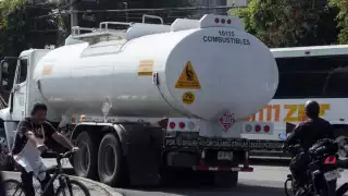 Las pipas que transporten más de 10 mil litros de hidrocarburos no podrán circular por vías secundarias