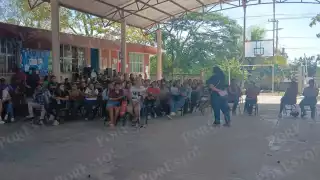 Solicitan la destitución del intendente Carlos Martín Sosa Huichín, a quien acusan de maltrato a alumnos.