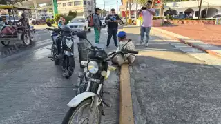 Motociclista derrapa por aceite en calles de la colonia Cuauhtémoc.