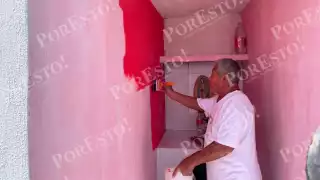 En el cementerio La Cruz de Champotón, Jorge Pat Shaman dio los últimos retoques a la tumba de su esposa.