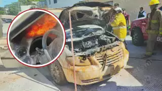 Camioneta Chrysler Voyager se incendia tras aparente cortocircuito