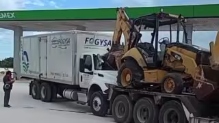 Camión impacta remolque que transportaba maquinaria en la entrada de Champotón