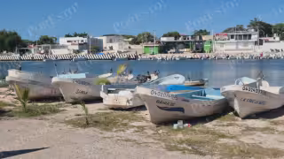 Lanchas y trabajos con fibra de vidrio deterioran el entorno en Boca del Río, Champotón.