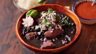 El frijol con puerco es un platillo tradicional de la Península de Yucatán, especialmente popular los lunes