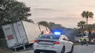 Dos tráileres volcaron en distintos puntos de la autopista Champotón–Campeche.