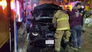 Sin lesionados tras incendio de automóvil en Campeche; unidad quedó calcinada