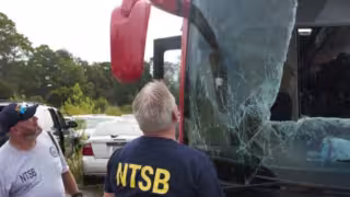 Agentes de transporte revisan los daños del autobús en Mississippi