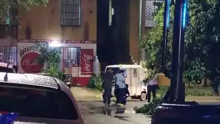 Autoridades de emergencias arribaron al sitio para atender a la víctima del atentado