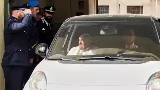 El PapaFrancisco finalmente si llegó de visita a la cárcel Regina Coeli, donde mantendrá un encuentro con unos 70 reclusos